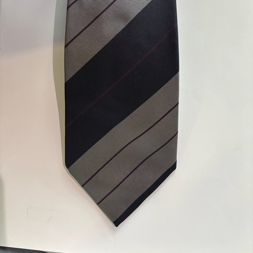 Ermenegildo Zegna Elegant Striped Black and Gray Tie